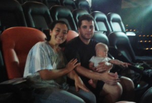 Karina e Victor Santos vão ao Cine Materna com Lucas. Foto: Marta Paes