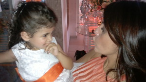 Claudia Ferrari e a afilhada Bruna, de 2 anos