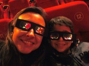 Sandra Araújo e Mateus se divertem no cinema. Foto: Arquivo pessoal