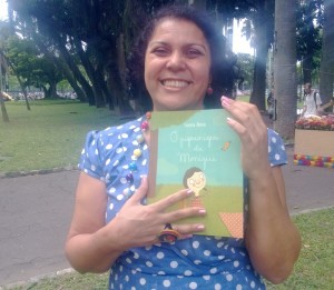 Sonia Rosa e um de seus livros "O piquenique de Monique" - Divulgação/Editora Memória Visual