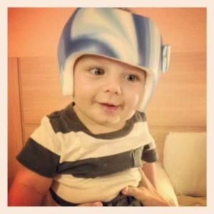 André usou capacete dos 5 aos 8 meses/ Arquivo pessoal 